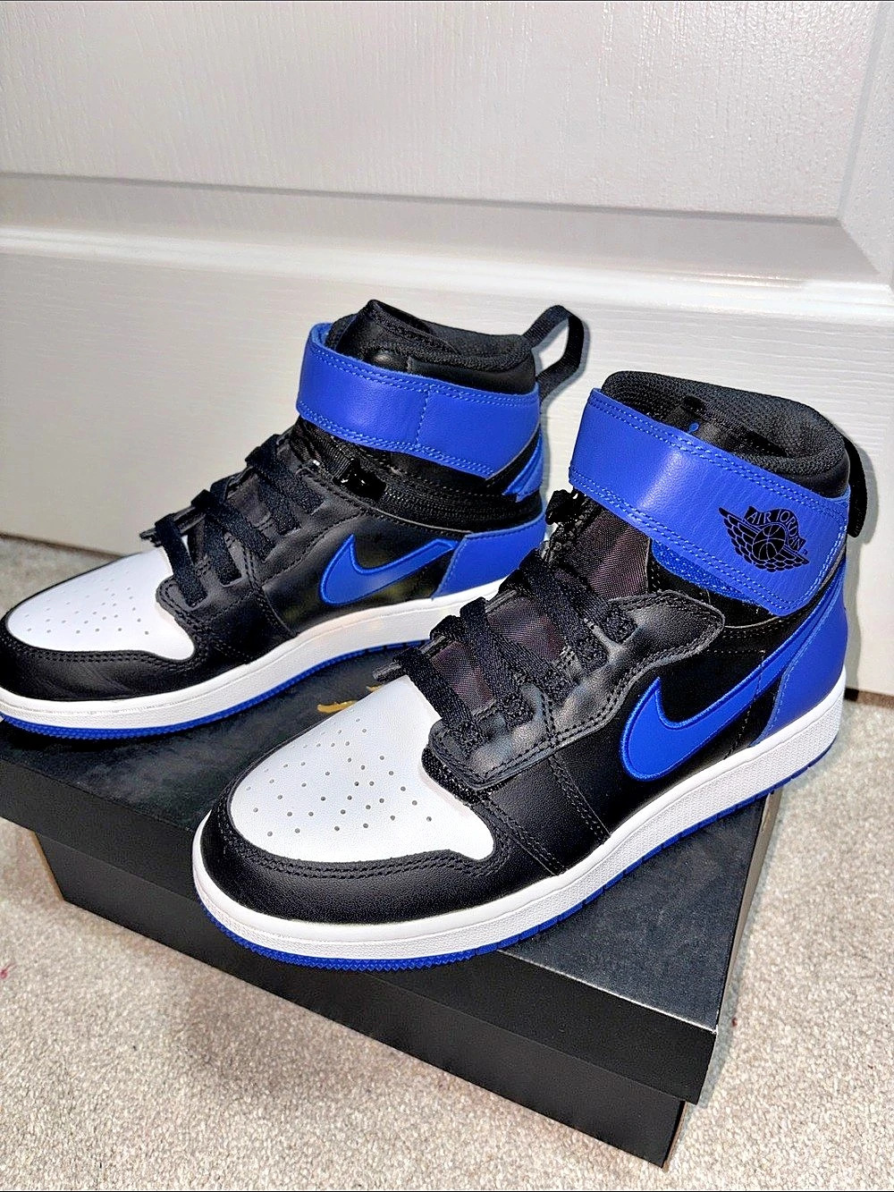 Jordan Air Jordan 1 Hi FlyEase 5.5Y (GS) High-Top Sneakers Black, White & Royal